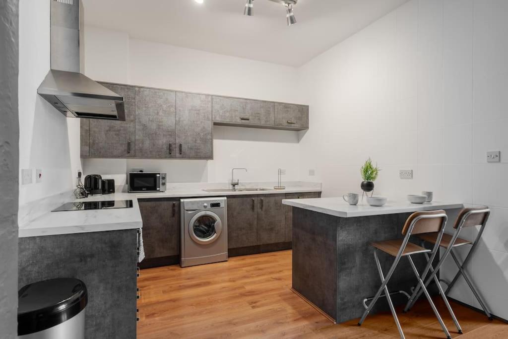 City Edge Stay With Car Park, Perfect For Contractors, Professionals, Relocators Huge Long Term Savings Liverpool Exterior foto
